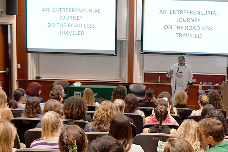 Stuart Weitzman at the front of a business school classroom.