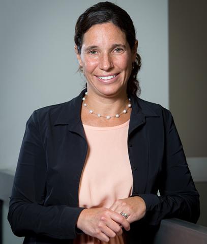 Jennifer Merluzzi says elite MBA grads who specialize tend to earn less bonus compensation than candidates with more diverse resumes.